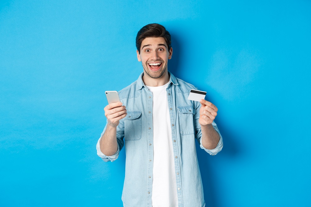 Hombre realiza compras online desde su celular