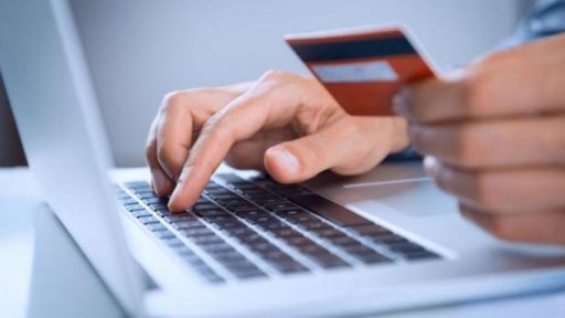 Hombre compra con Quempo desde su laptop
